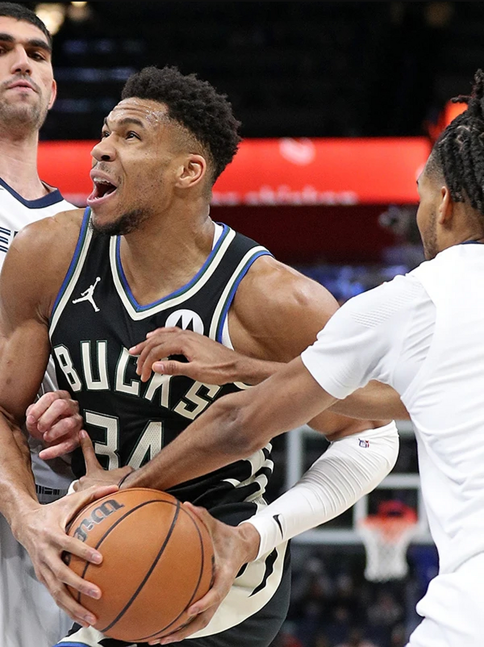 包含字母哥爆冷击败巴塞罗那，关键助攻引爆全场！的词条