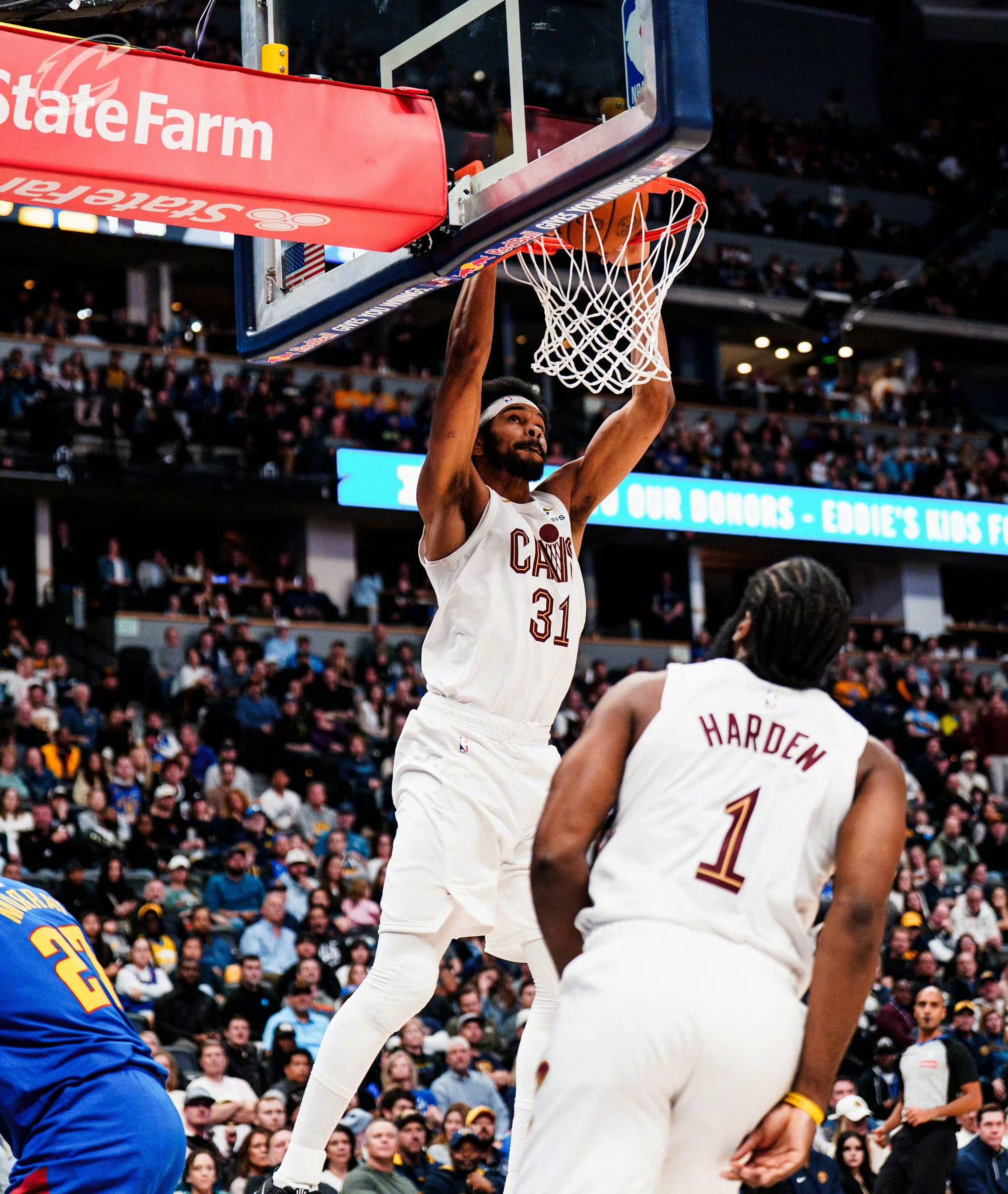 关于哈登回归赛场,惊险取胜首场状态亮眼,掘金观众沸腾!的信息